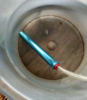 Sumerja por completo el tubo de aluminio en el agua