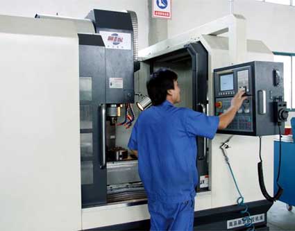 Los empleados de Kangding realizan programación de código G y mecanizado CNC de precisión.