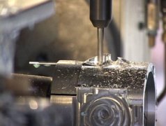El mecanizado es un proceso de fabricación sustractivo en el que una herramienta de torneado elimina