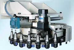 Automatischer Werkzeugwechsel im CNC-Bearbeitungszentrum